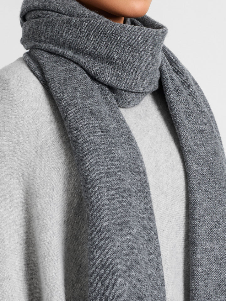 Cashmere scarf "Flow" 100% cashmere from Kashmina. Norwegian design. Color: Dark Grey.