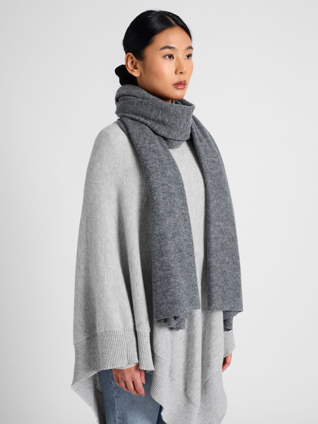 Cashmere scarf "Flow" 100% cashmere from Kashmina. Norwegian design. Color: Dark Grey.