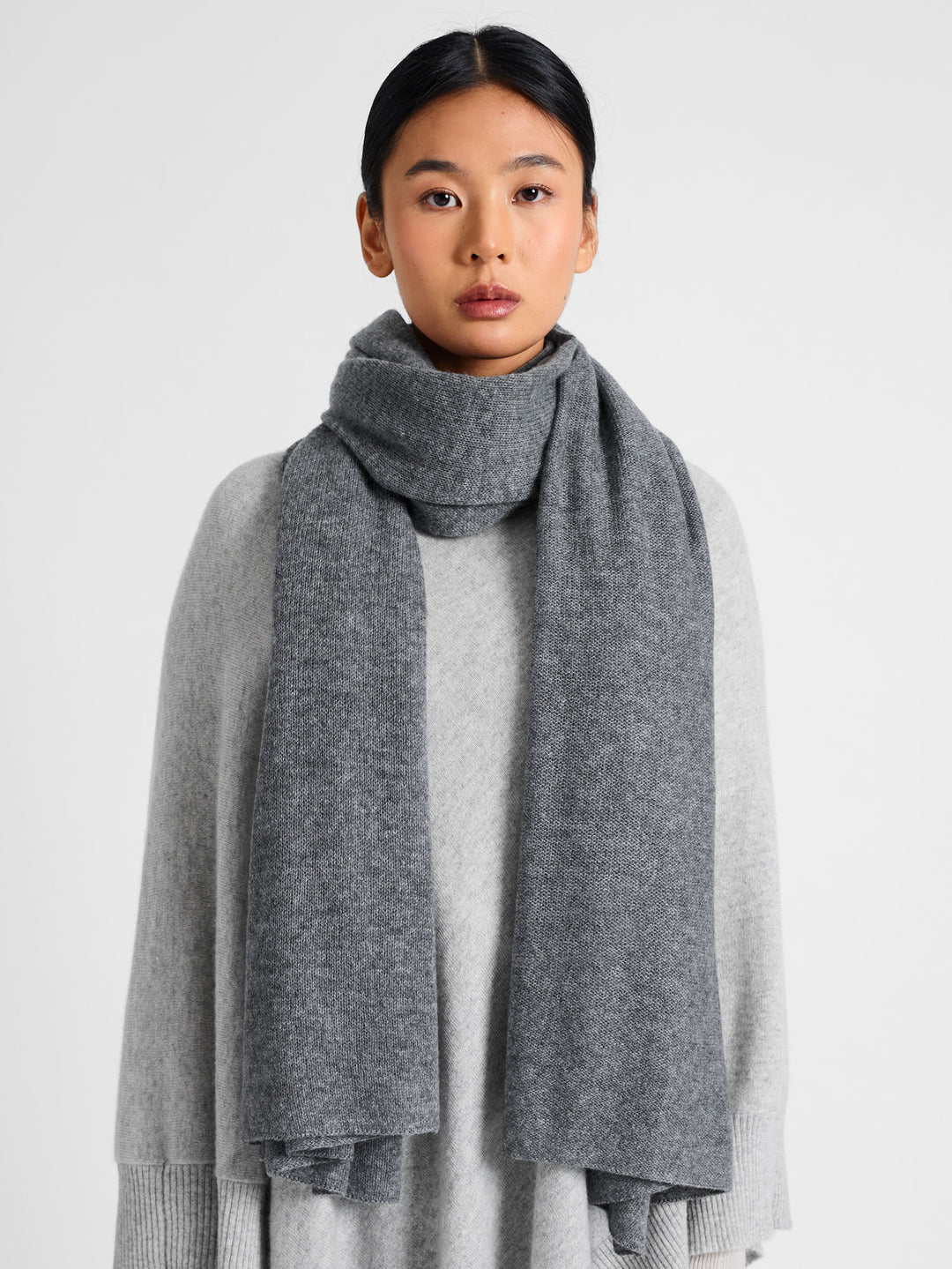 Cashmere scarf "Flow" 100% cashmere from Kashmina. Norwegian design. Color: Dark Grey.