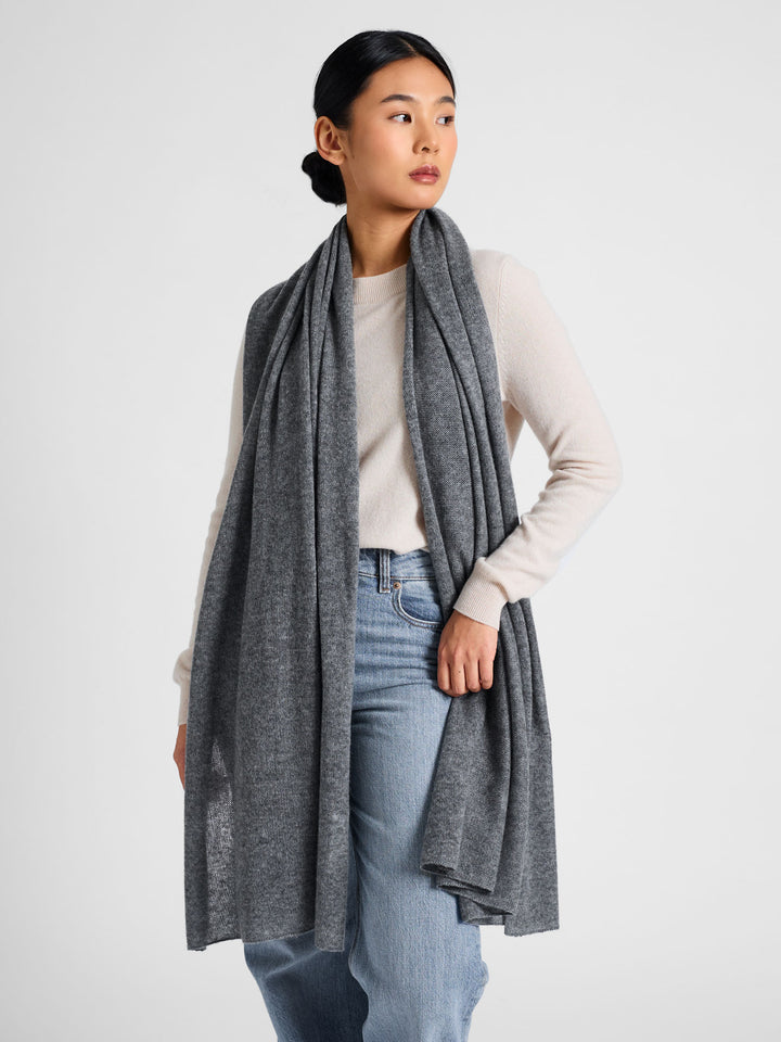 Cashmere scarf "Flow" 100% cashmere from Kashmina. Norwegian design. Color: Dark Grey.