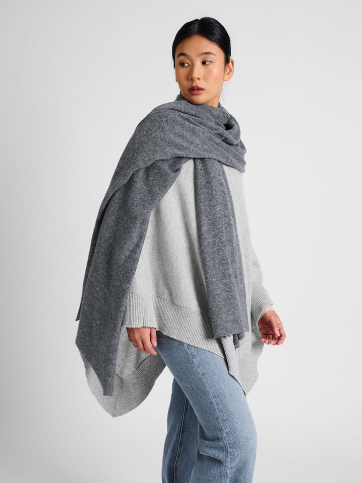 Cashmere scarf "Flow" 100% cashmere from Kashmina. Norwegian design. Color: Dark Grey.