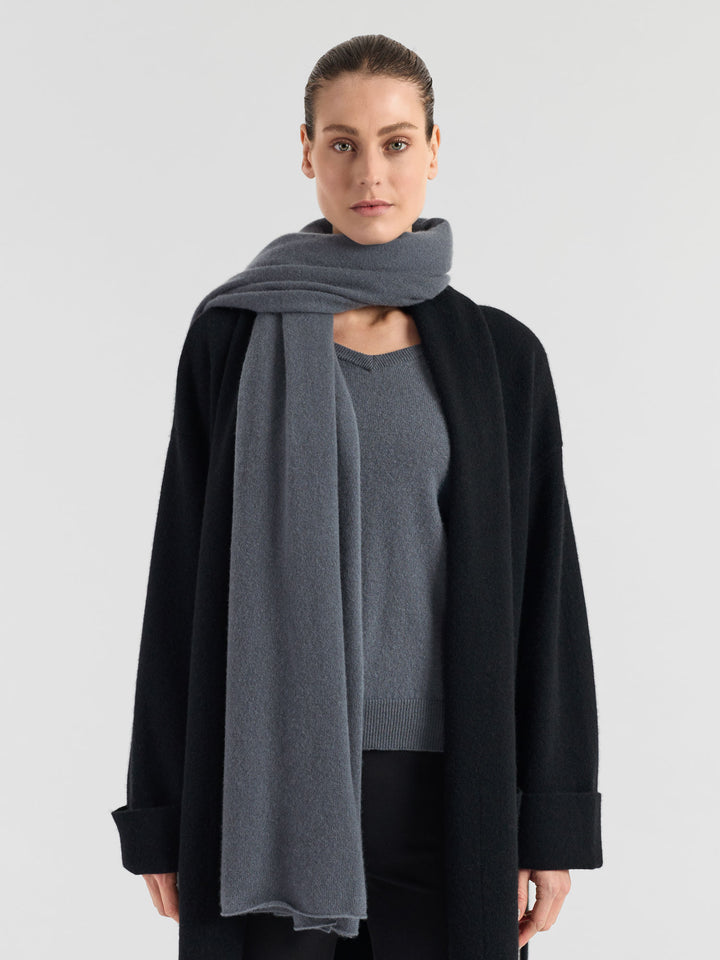 Cashmere scarf "Signature" in 100% pure cashmere. Scandinavian design by Kashmina. Color: Blue Fog.