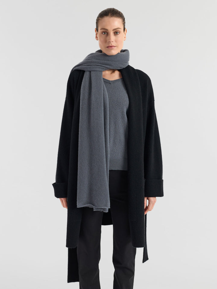 Cashmere scarf "Signature" in 100% pure cashmere. Scandinavian design by Kashmina. Color: Blue Fog.