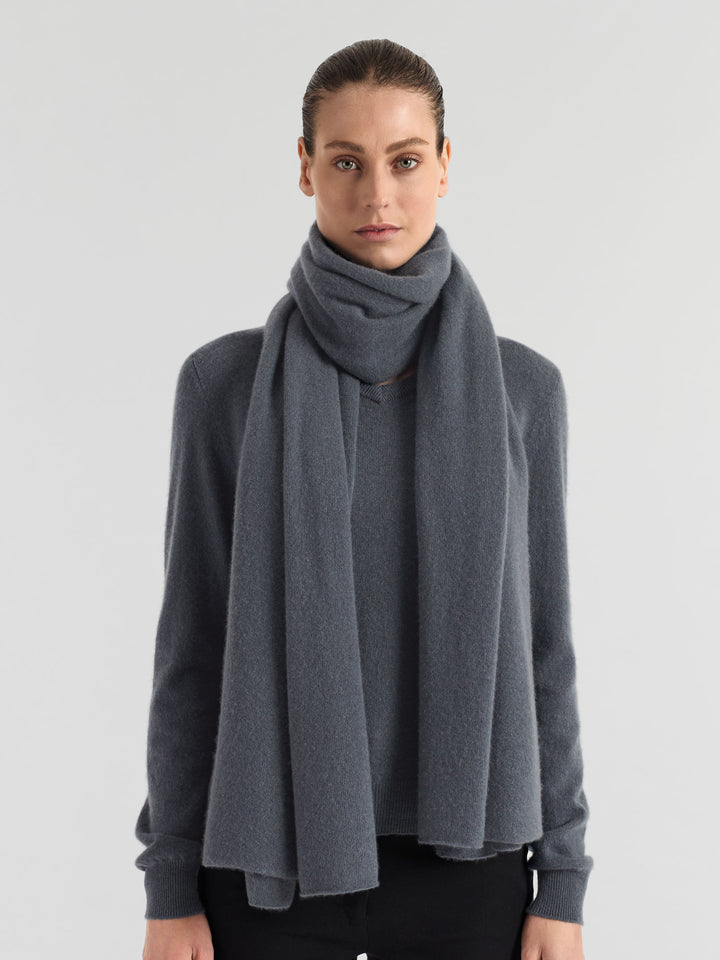 Cashmere scarf "Signature" in 100% pure cashmere. Scandinavian design by Kashmina. Color: Blue Fog.