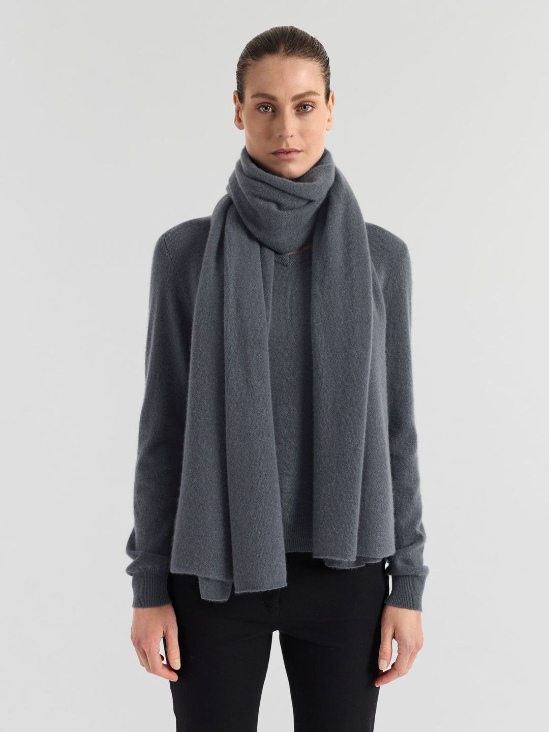 Cashmere scarf "Signature" in 100% pure cashmere. Scandinavian design by Kashmina. Color: Blue Fog.