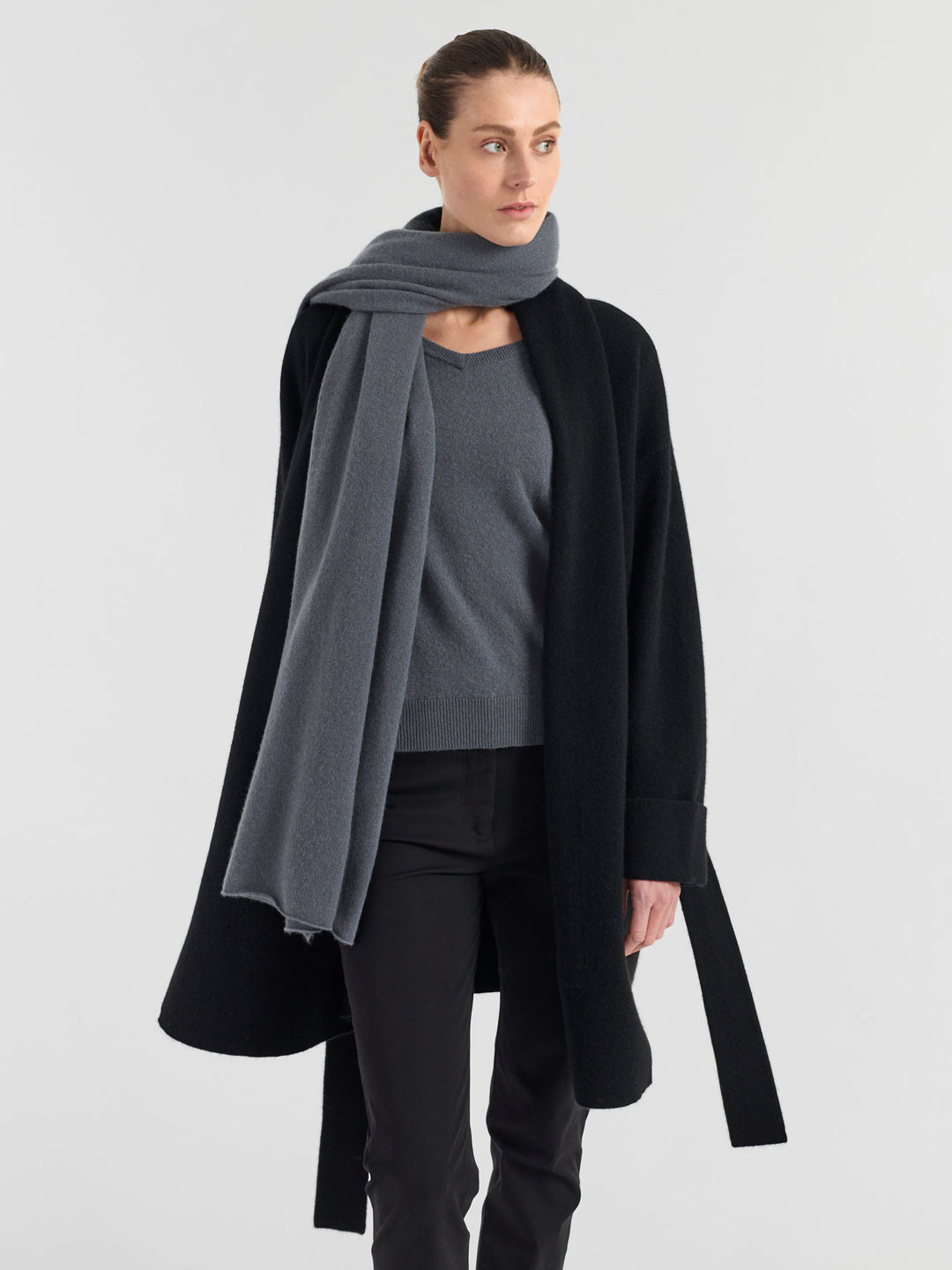 Cashmere scarf "Signature" in 100% pure cashmere. Scandinavian design by Kashmina. Color: Blue Fog.