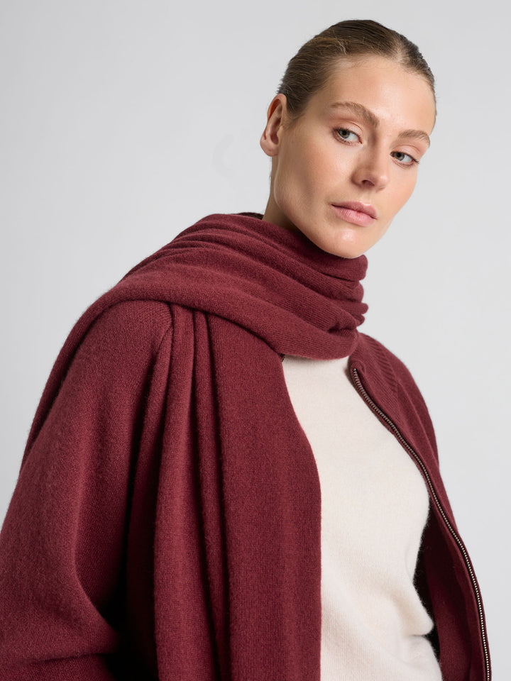 Cashmere scarf "Signature" in 100% pure cashmere. Scandinavian design by Kashmina. Color: Bordeaux.