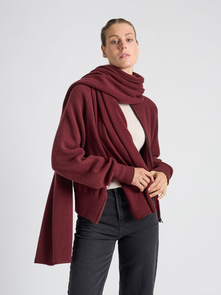 Cashmere scarf "Signature" in 100% pure cashmere. Scandinavian design by Kashmina. Color: Bordeaux.