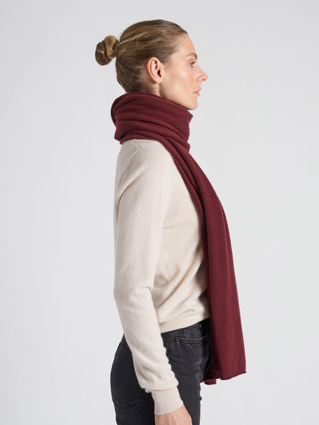 Cashmere scarf "Signature" in 100% pure cashmere. Scandinavian design by Kashmina. Color: Bordeaux.