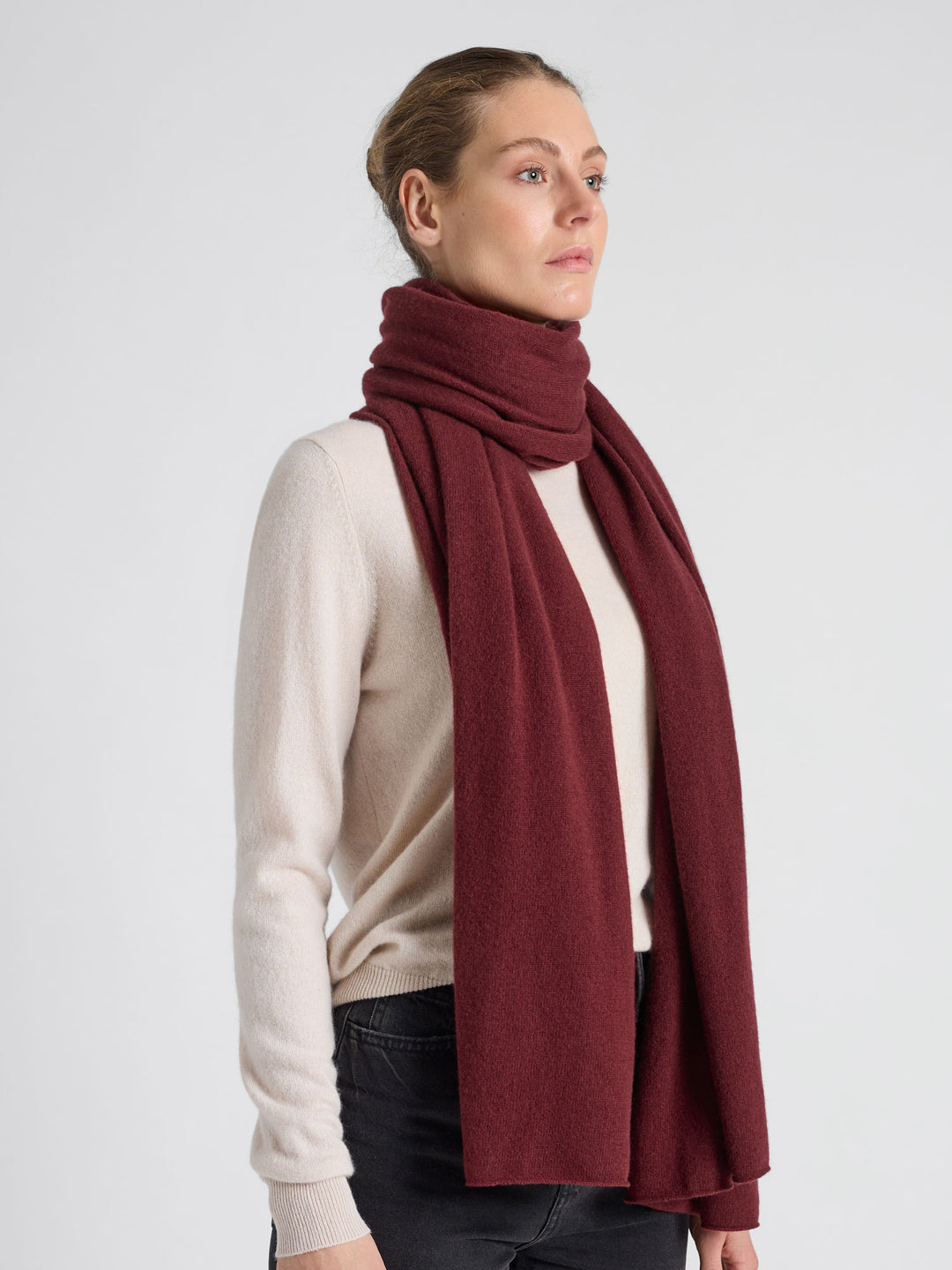 Cashmere scarf "Signature" in 100% pure cashmere. Scandinavian design by Kashmina. Color: Bordeaux.