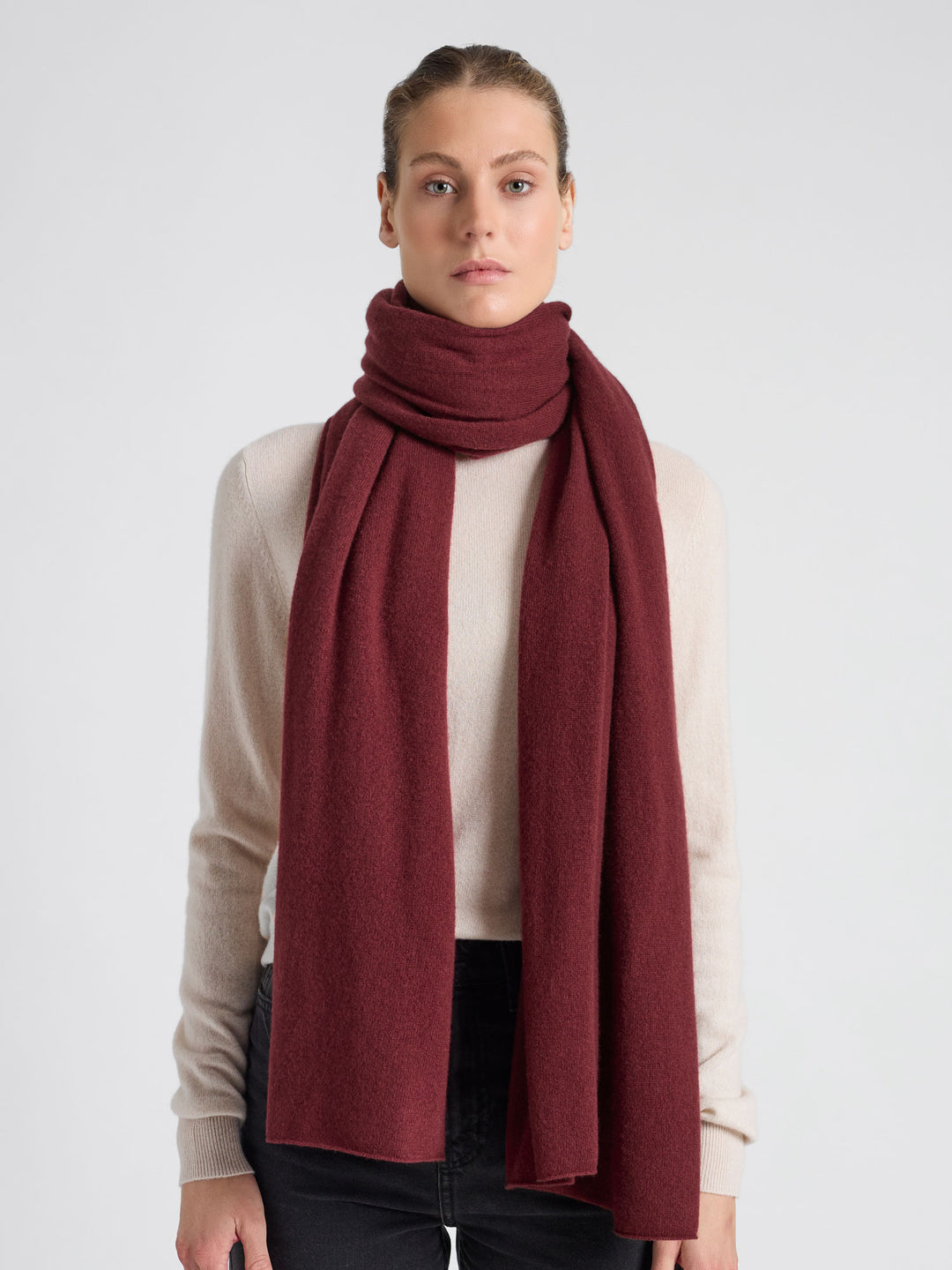 Cashmere scarf "Signature" in 100% pure cashmere. Scandinavian design by Kashmina. Color: Bordeaux.