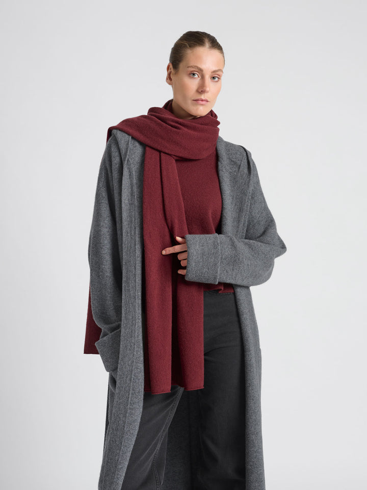 Cashmere scarf "Signature" in 100% pure cashmere. Scandinavian design by Kashmina. Color: Bordeaux.