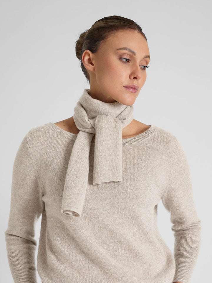 Cashmere scarf in 100% pure cashmere. Scandinavia design by Kashmina. Color: Beige.