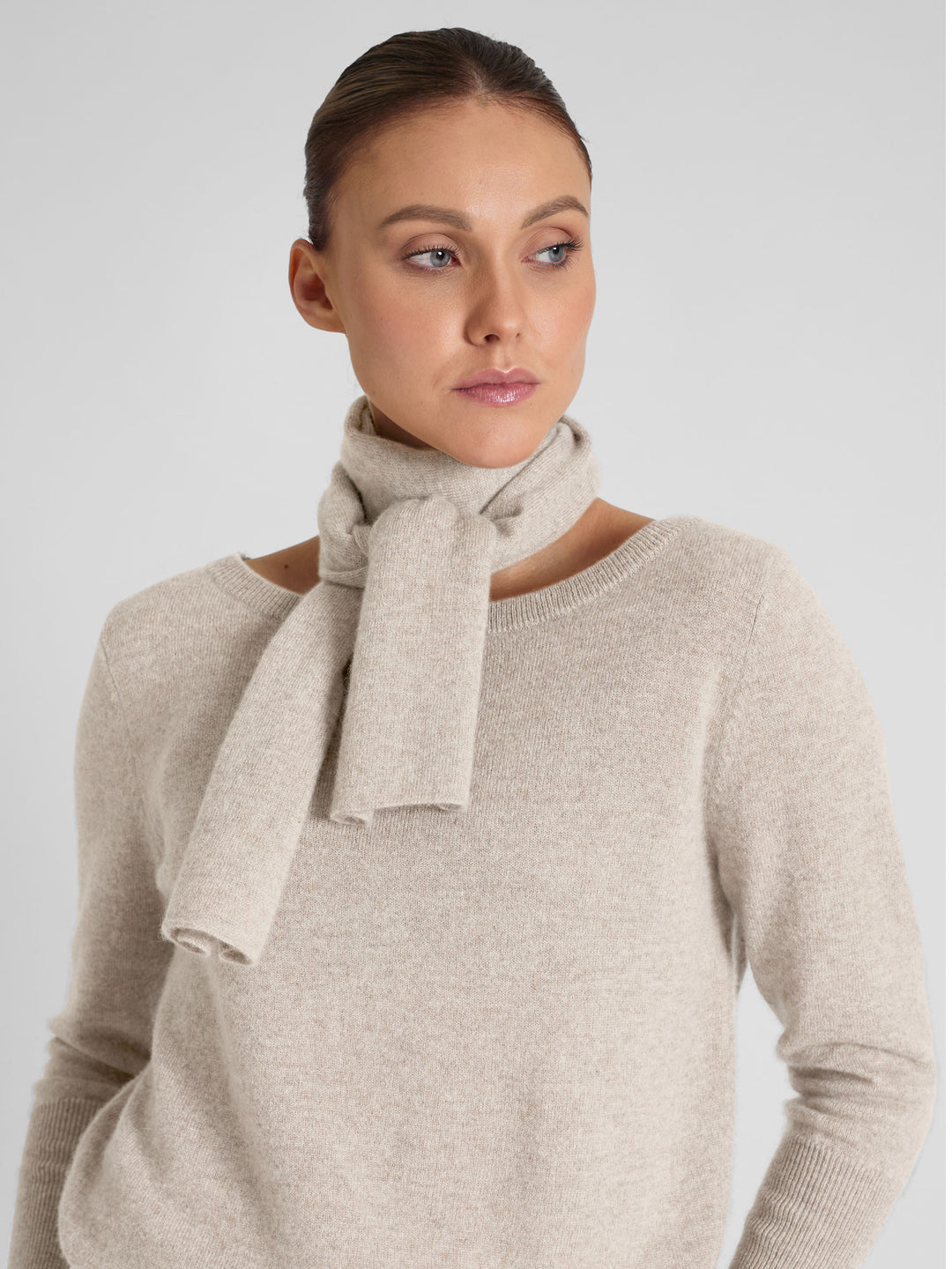 Cashmere scarf in 100% pure cashmere. Scandinavia design by Kashmina. Color: Beige.