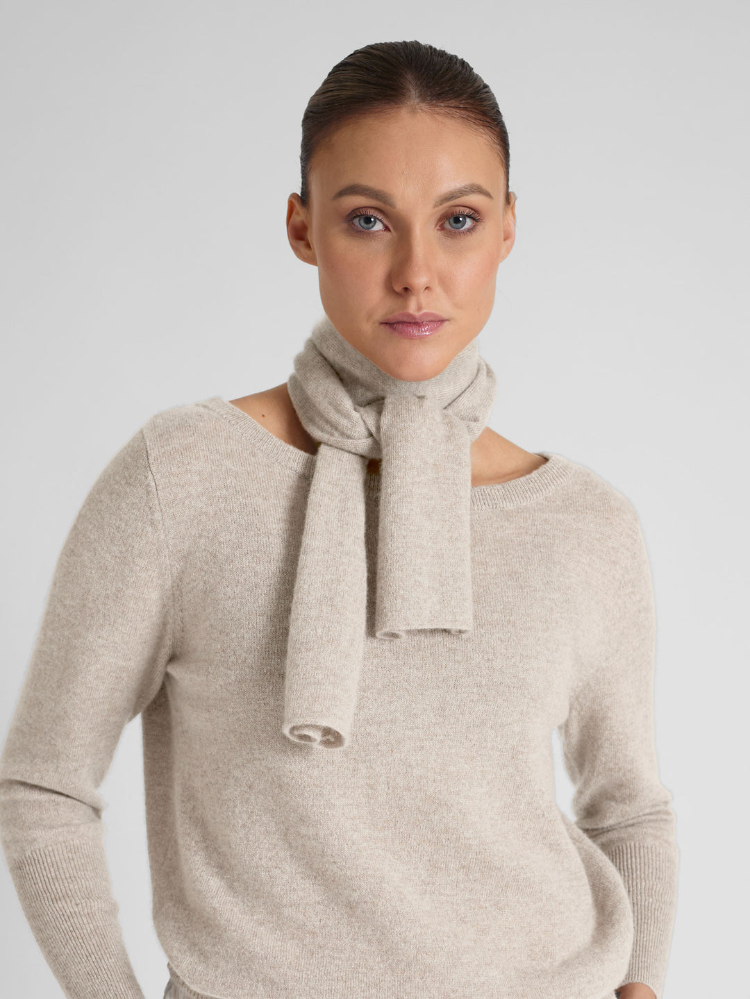 Cashmere scarf in 100% pure cashmere. Scandinavia design by Kashmina. Color: Beige.