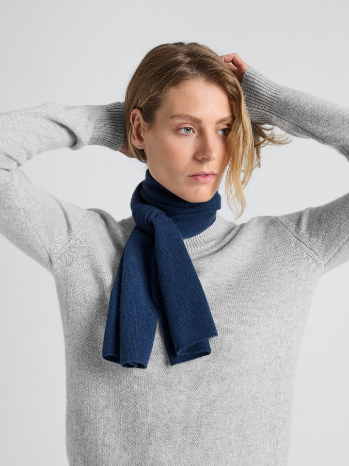 Small cashmere scarf "Softy" in 100% pure cashmere. Scandinavian design by Kashmina. Color: Mountain Blue.