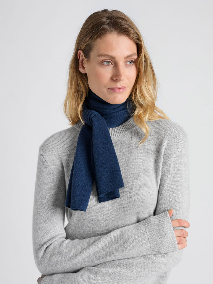 Small cashmere scarf "Softy" in 100% pure cashmere. Scandinavian design by Kashmina. Color: Mountain Blue.