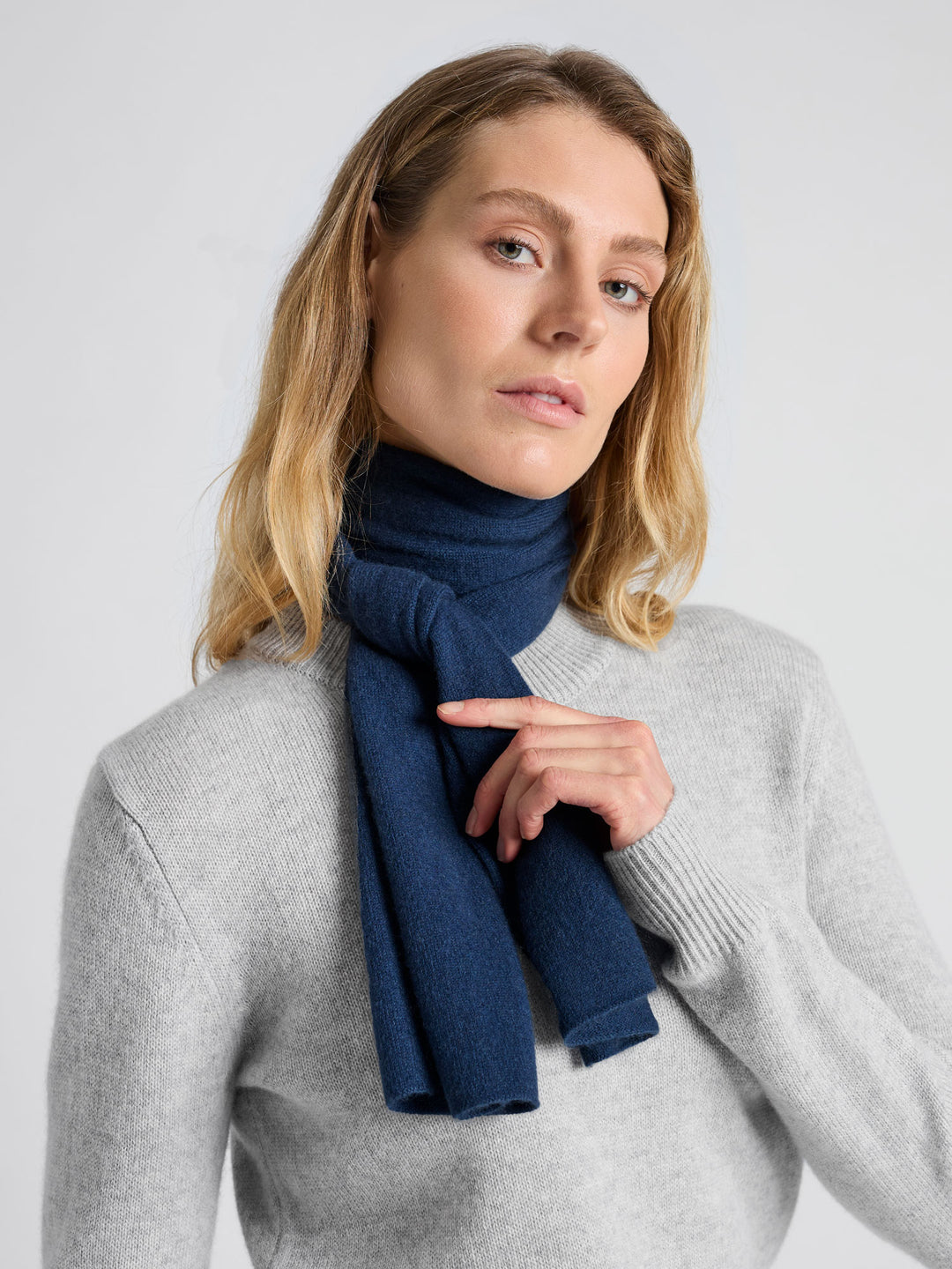 Small cashmere scarf "Softy" in 100% pure cashmere. Scandinavian design by Kashmina. Color: Mountain Blue.