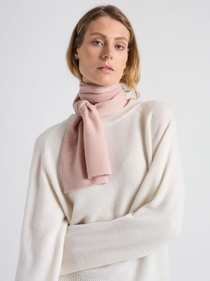 Small cashmere scarf "Softy" in 100% pure cashmere. Scandinavian design by Kashmina. Color: Rose Glow.