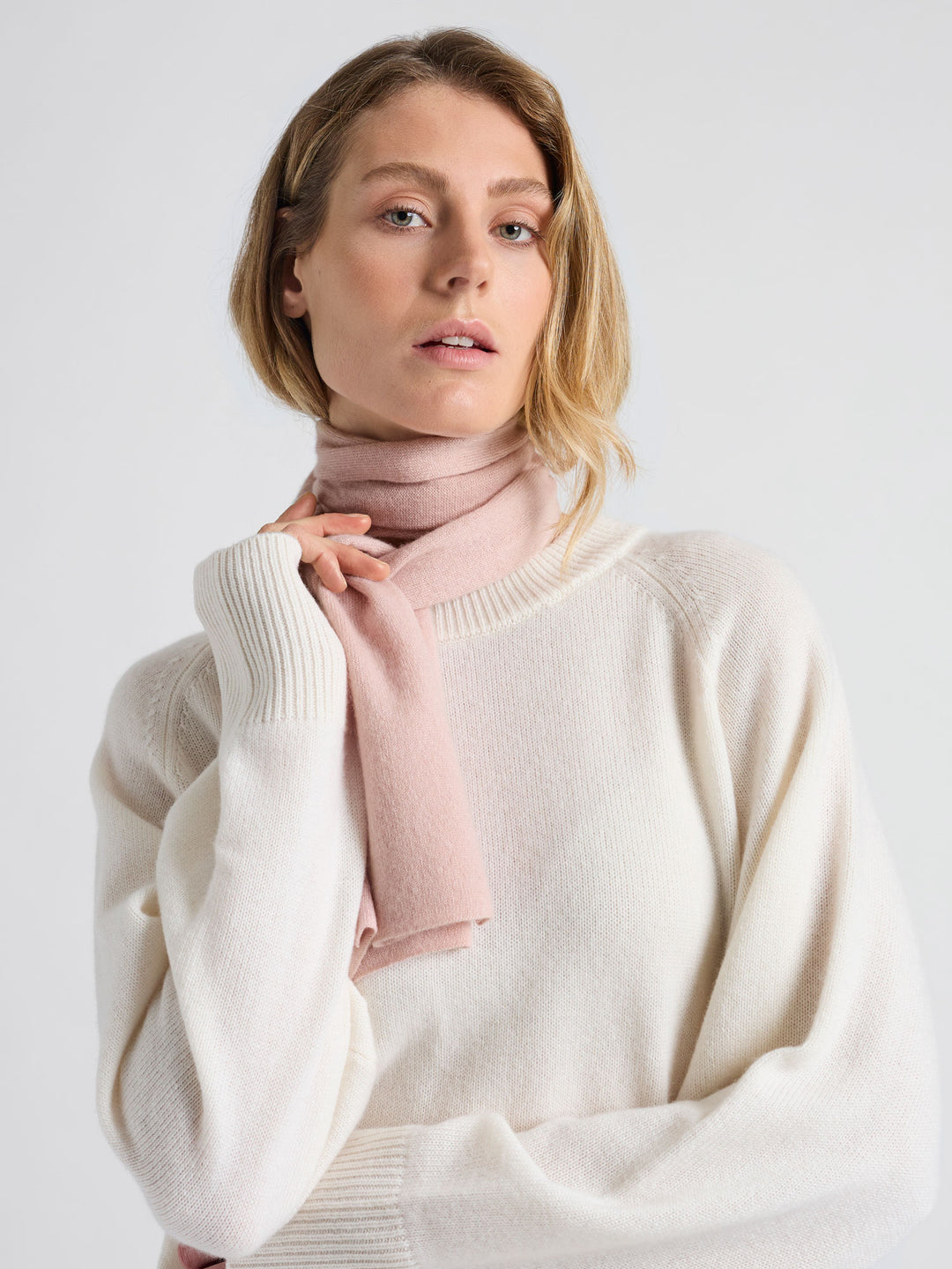 Small cashmere scarf "Softy" in 100% pure cashmere. Scandinavian design by Kashmina. Color: Rose Glow.