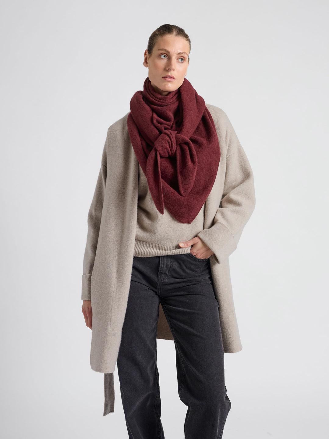 Cashmere scarf "Triangle" in 100% pure cashmere. Scandinavian design by Kashmina of Norway. Color: Bordeaux.