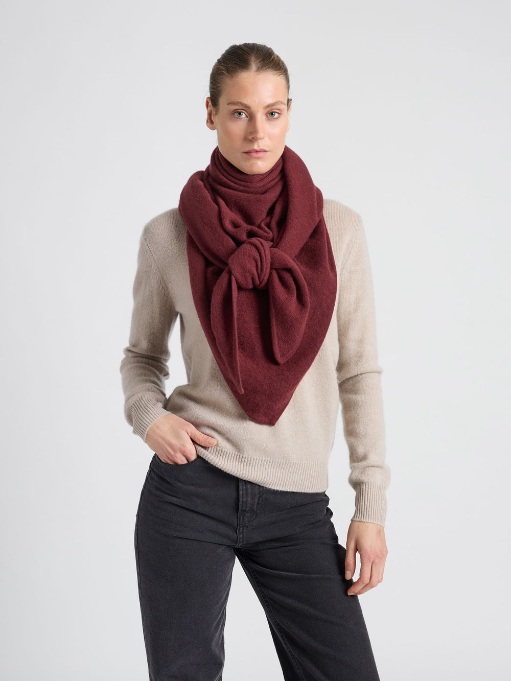 Cashmere scarf "Triangle" in 100% pure cashmere. Scandinavian design by Kashmina of Norway. Color: Bordeaux.