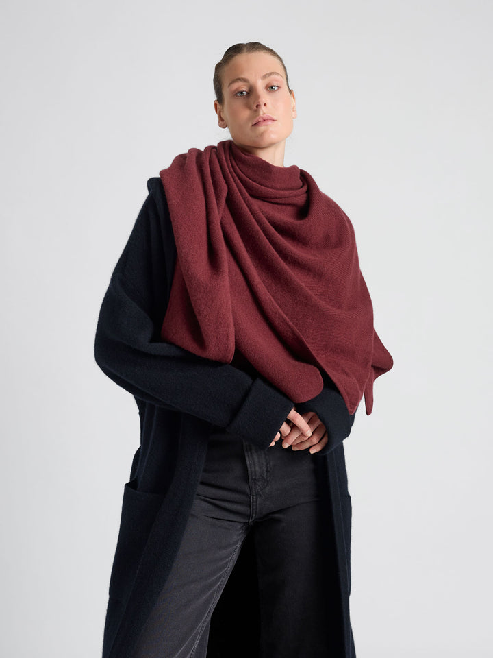 Cashmere scarf "Triangle" in 100% pure cashmere. Scandinavian design by Kashmina of Norway. Color: Bordeaux.