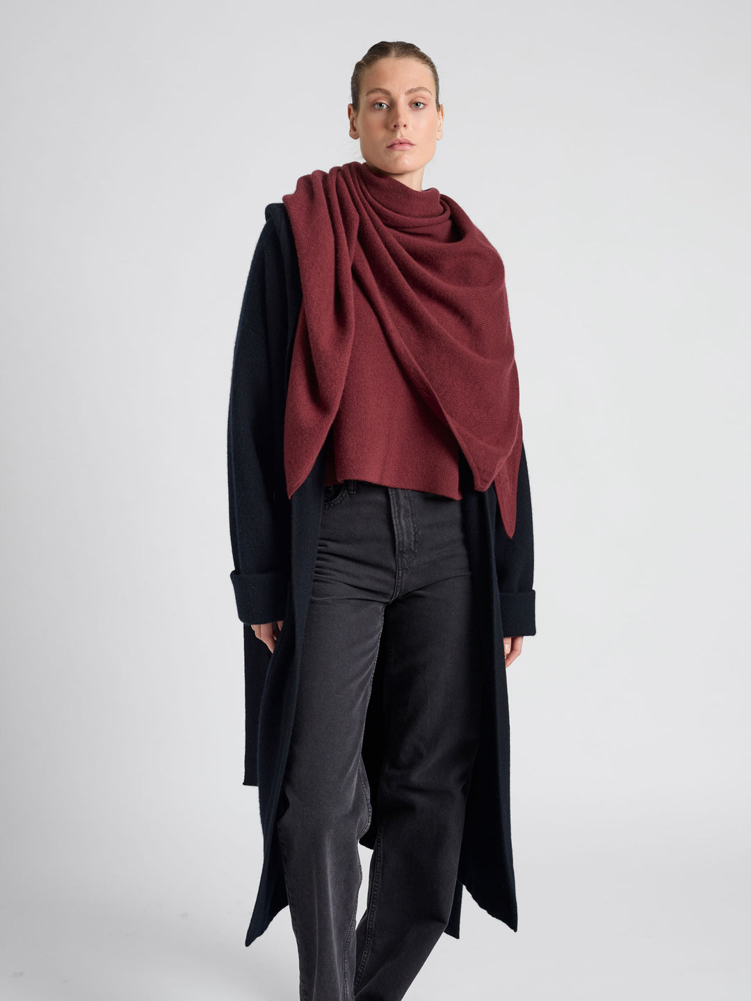 Cashmere scarf "Triangle" in 100% pure cashmere. Scandinavian design by Kashmina of Norway. Color: Bordeaux.