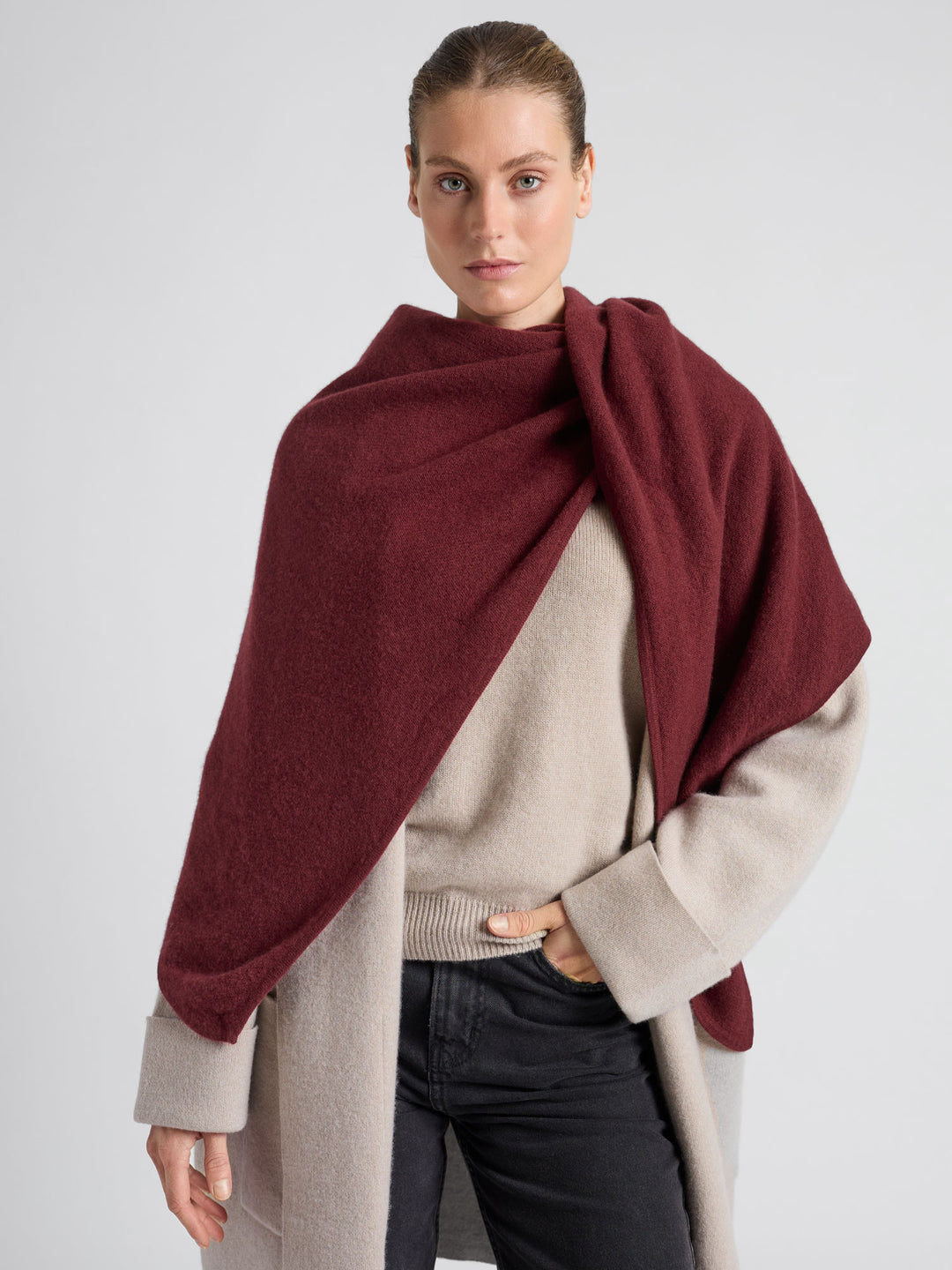 Cashmere scarf "Triangle" in 100% pure cashmere. Scandinavian design by Kashmina of Norway. Color: Bordeaux.