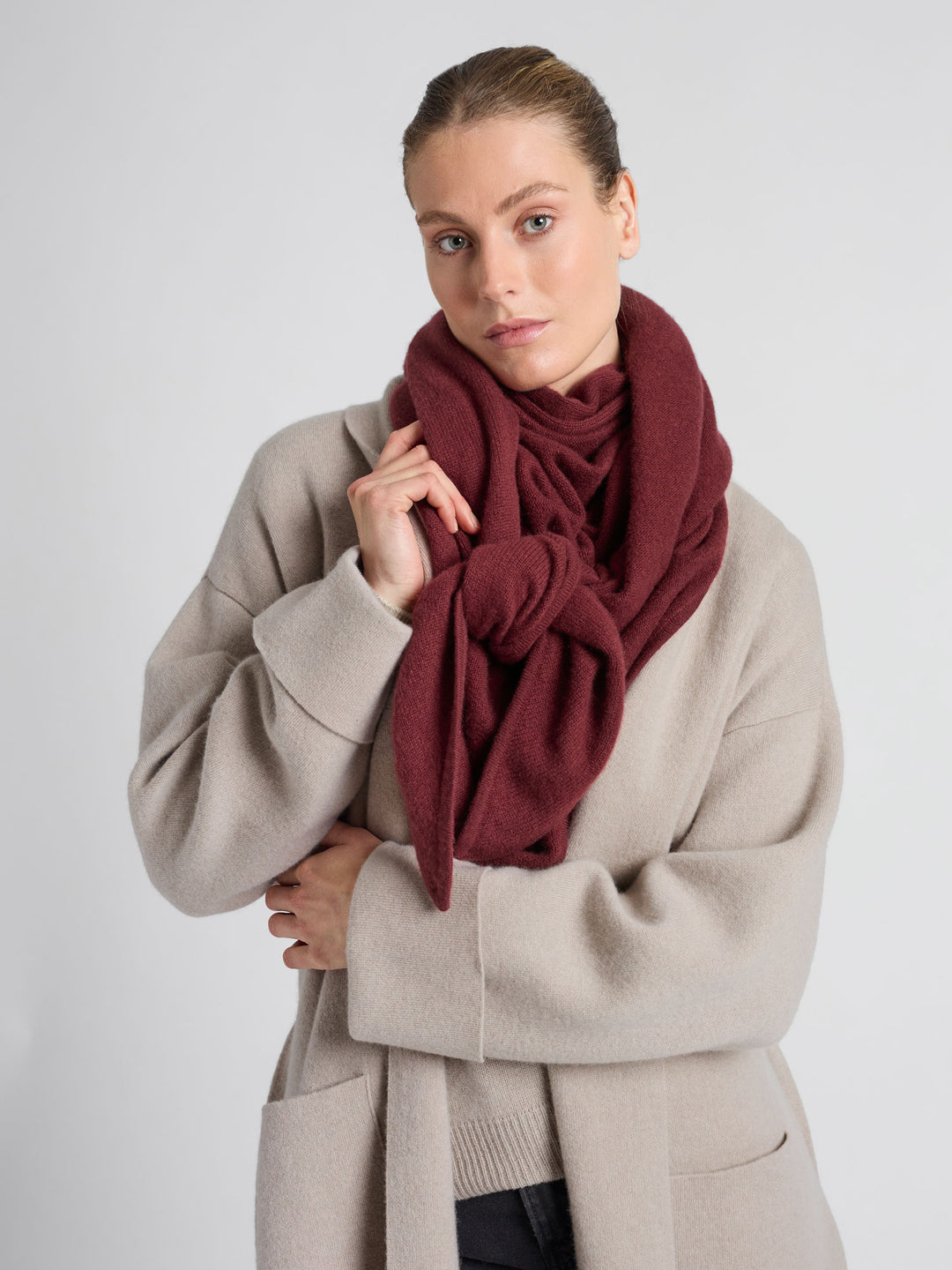 Cashmere scarf "Triangle" in 100% pure cashmere. Scandinavian design by Kashmina of Norway. Color: Bordeaux.