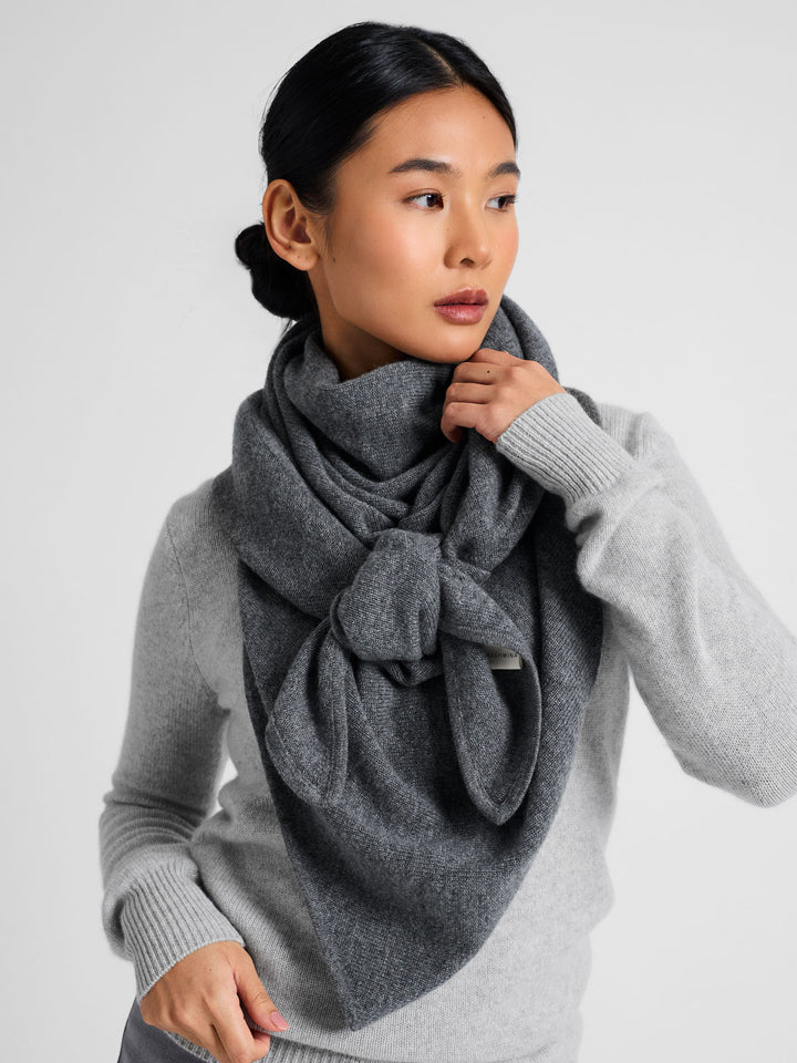 Cashmere scarf "Triangle" in 100% pure cashmere. Scandinavian design by Kashmina of Norway. Color: Dark Grey.