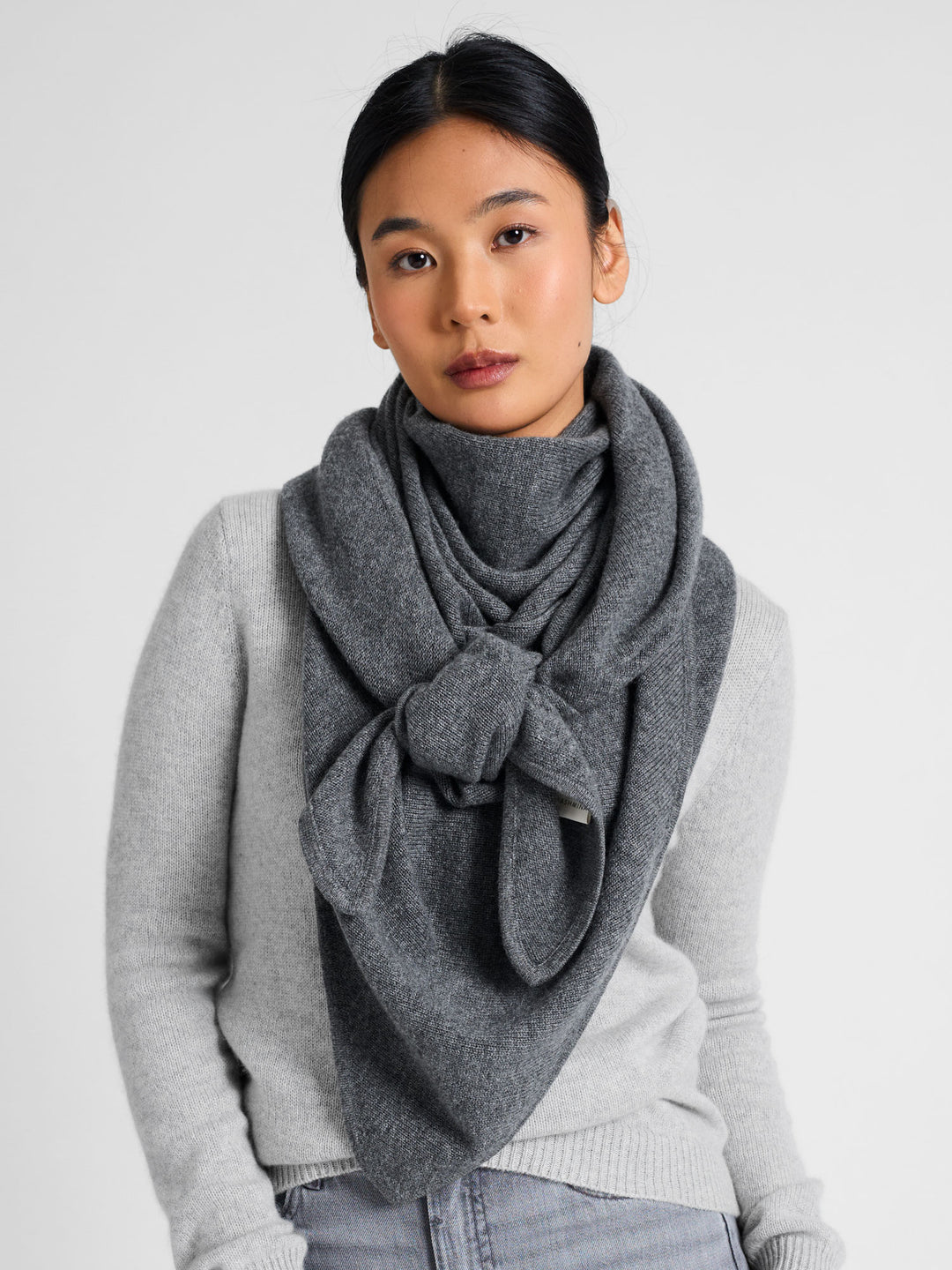 Cashmere scarf "Triangle" in 100% pure cashmere. Scandinavian design by Kashmina of Norway. Color: Dark Grey.