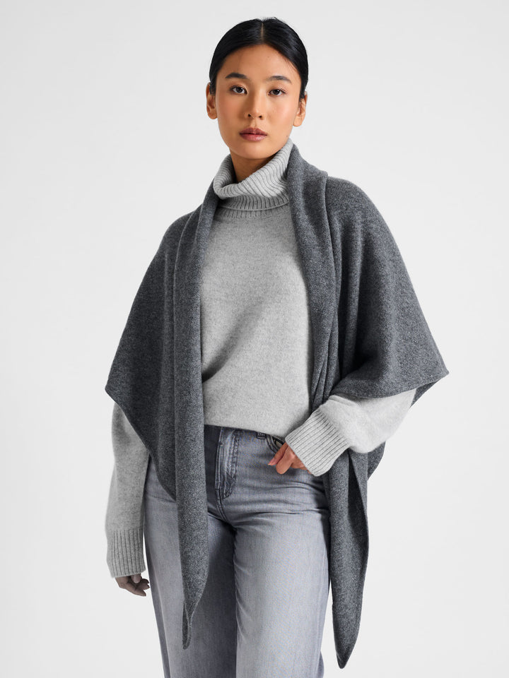 Cashmere scarf "Triangle" in 100% pure cashmere. Scandinavian design by Kashmina of Norway. Color: Dark Grey.