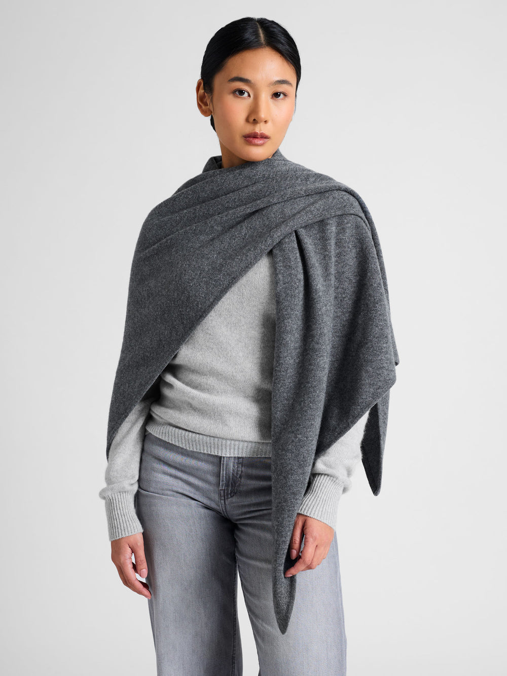 Cashmere scarf "Triangle" in 100% pure cashmere. Scandinavian design by Kashmina of Norway. Color: Dark Grey.