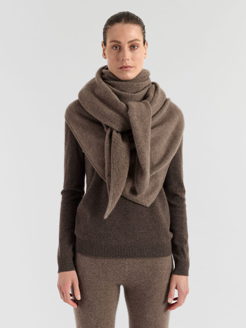 Cashmere scarf "Triangle" in 100% pure cashmere. Scandinavian design by Kashmina of Norway. Color: Dark Toast.