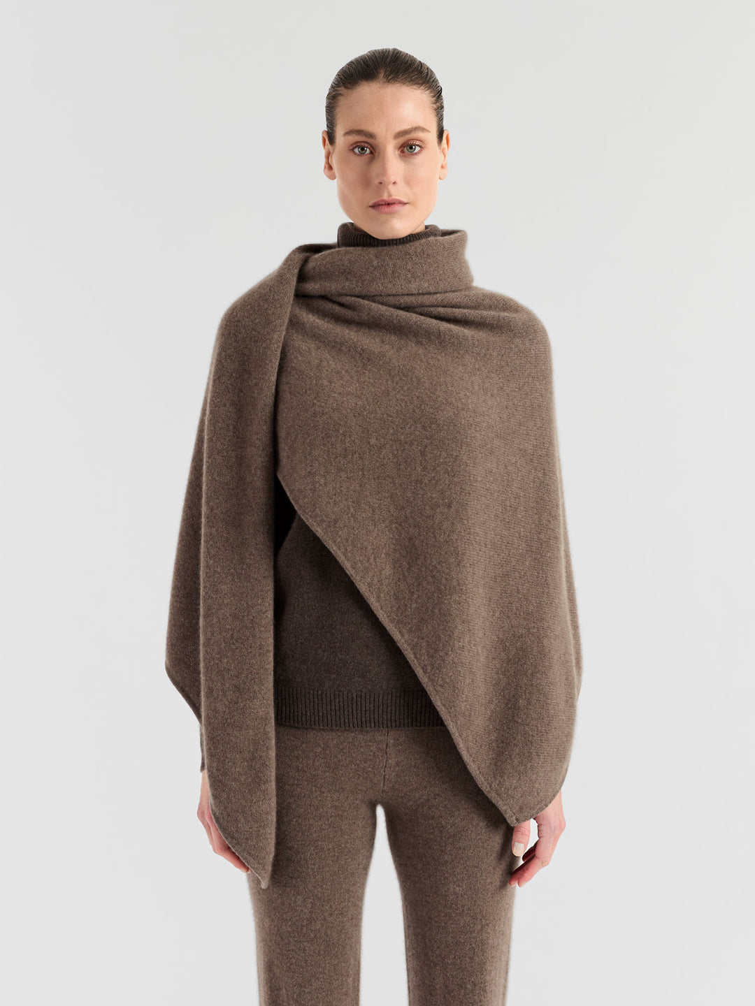 Cashmere scarf "Triangle" in 100% pure cashmere. Scandinavian design by Kashmina of Norway. Color: Dark Toast.