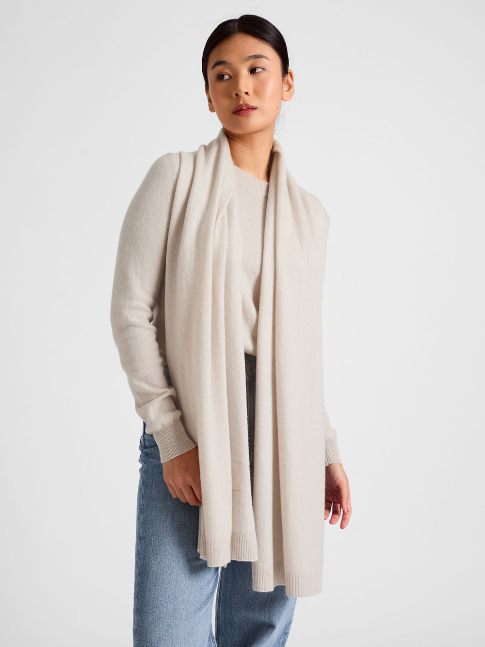 Cashmere scarf in 100% cashmere. Color: Creme. Scandinavian design by Kashmina.