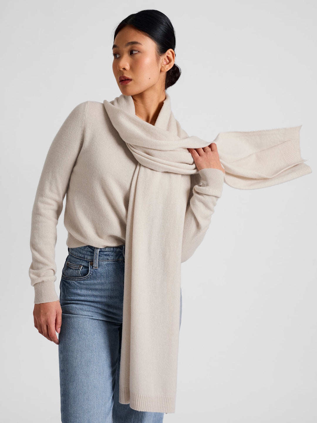 Cashmere scarf in 100% cashmere. Color: Creme. Scandinavian design by Kashmina.