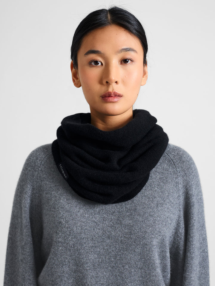 Cashmere snood / scarf "Eida" in 100% pure cashmere. Scandinavian design by Kashmina. Color: Black.