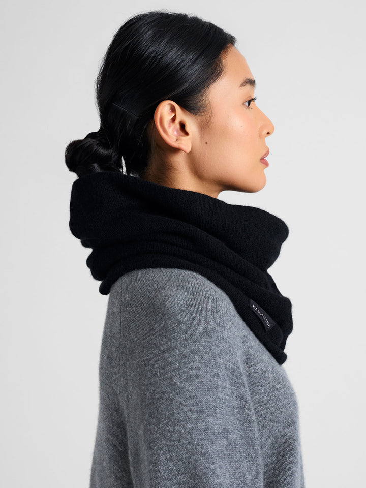 Cashmere snood / scarf "Eida" in 100% pure cashmere. Scandinavian design by Kashmina. Color: Black