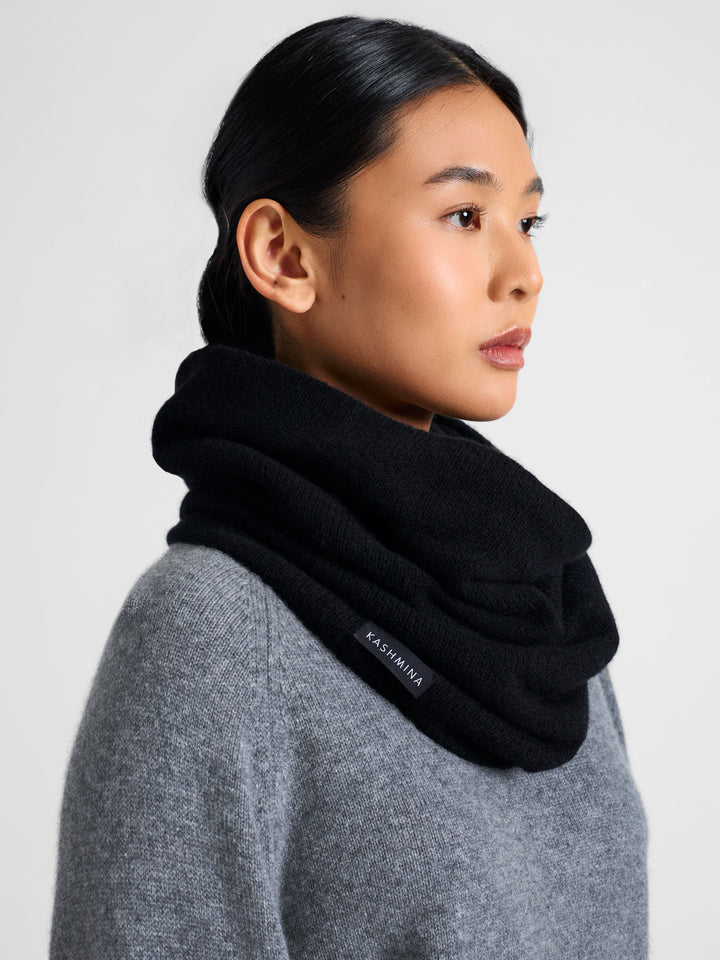 Cashmere snood / scarf "Eida" in 100% pure cashmere. Scandinavian design by Kashmina. Color: Black.