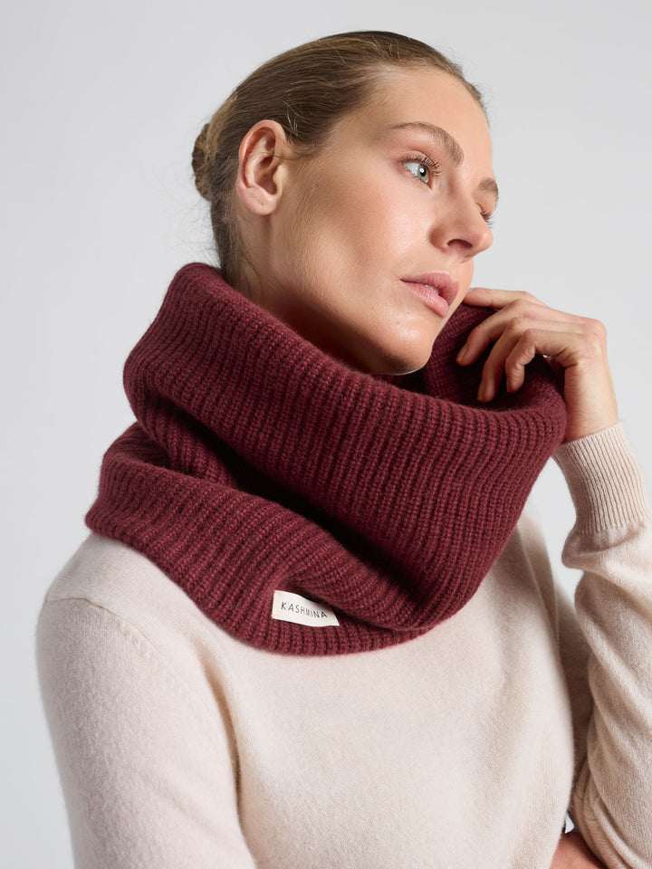 Rib knitted cashmere snood / scarf "Erika" in 100% pure cashmere. Scandinavian design by Kashmina. Color: Bordeaux