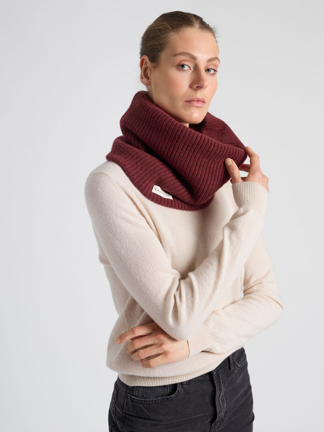 Rib knitted cashmere snood / scarf "Erika" in 100% pure cashmere. Scandinavian design by Kashmina. Color: Bordeaux