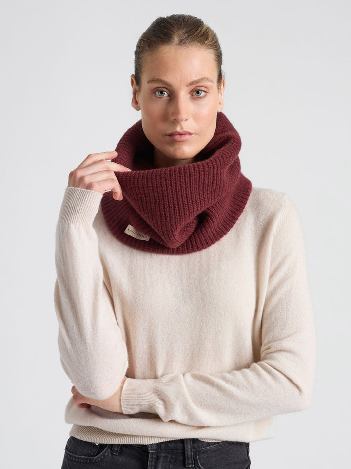 Rib knitted cashmere snood / scarf "Erika" in 100% pure cashmere. Scandinavian design by Kashmina. Color: Bordeaux