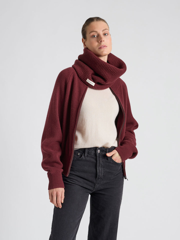 Rib knitted cashmere snood / scarf "Erika" in 100% pure cashmere. Scandinavian design by Kashmina. Color: Bordeaux