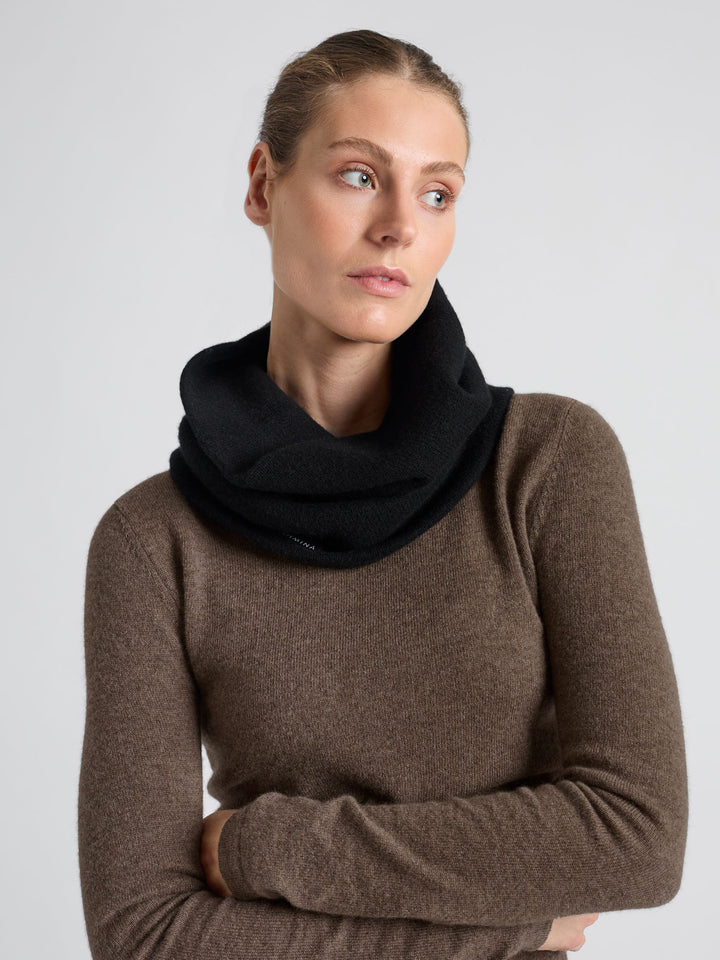 Cashmere snood / scarf "Eydis" in 100% pure cashmere. Scandinavian design by Kashmina. Color: Black.