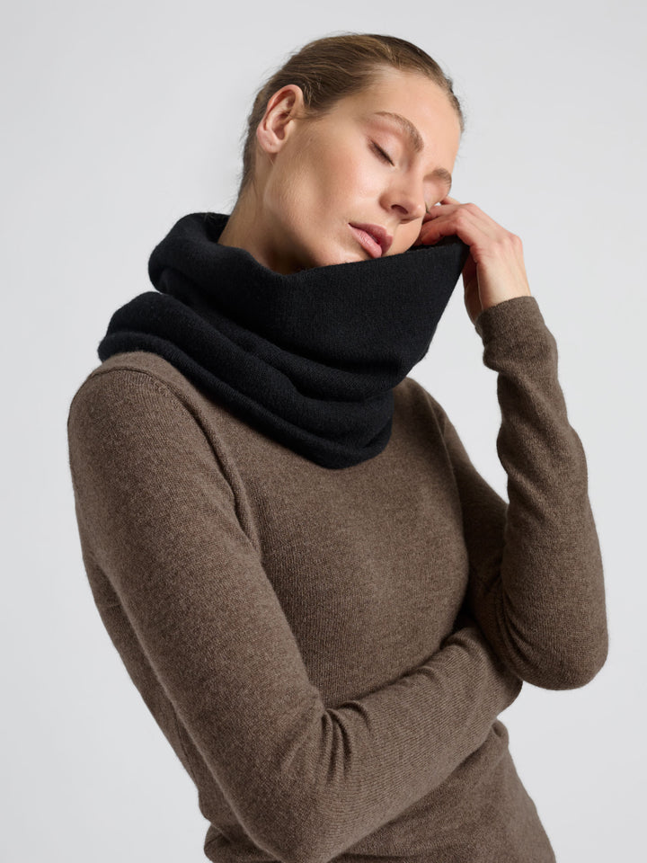 Cashmere snood / scarf "Eydis" in 100% pure cashmere. Scandinavian design by Kashmina. Color: Black.