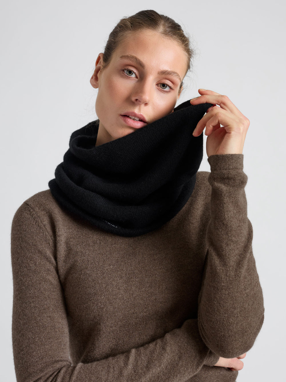 Cashmere snood / scarf "Eydis" in 100% pure cashmere. Scandinavian design by Kashmina. Color: Black.