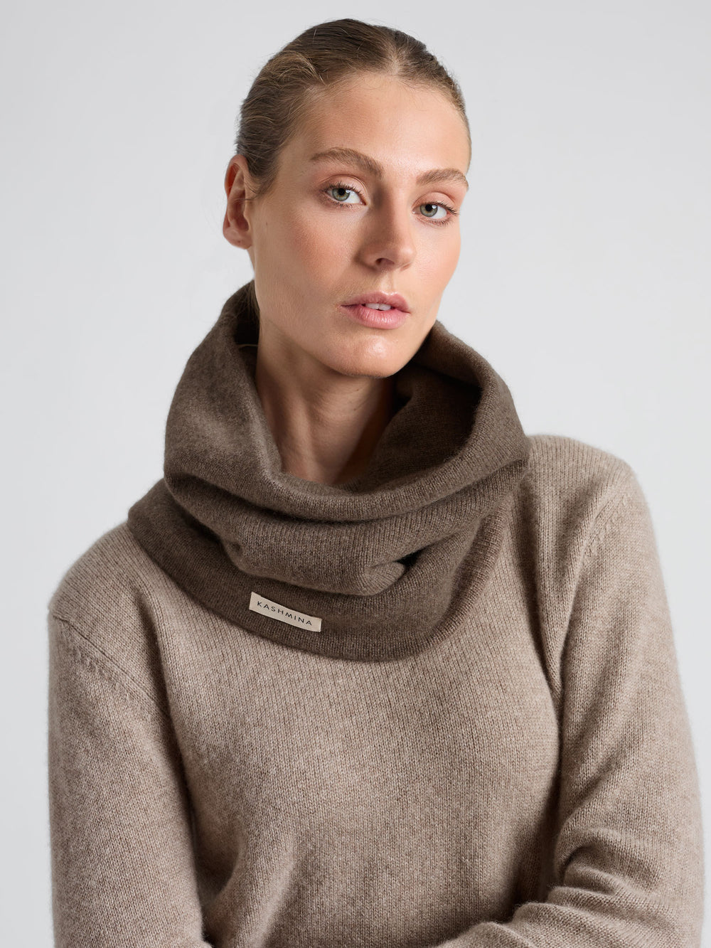 Cashmere snood / scarf "Eydis" in 100% pure cashmere. Scandinavian design by Kashmina. Color: Dark Toast.