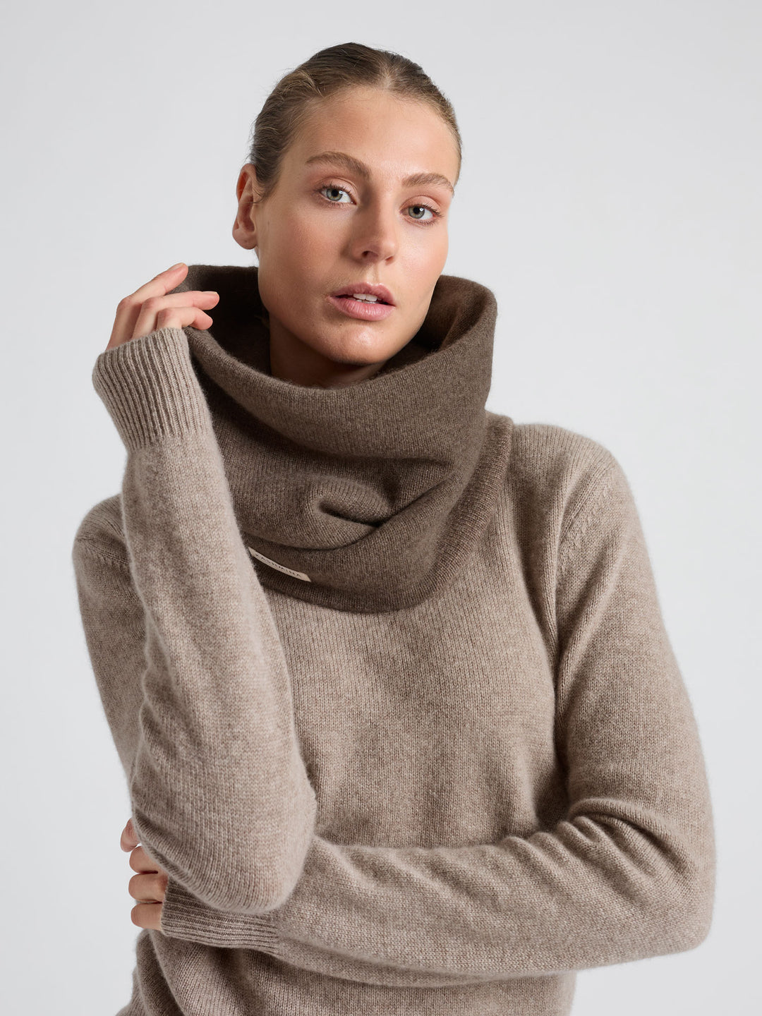 Cashmere snood / scarf "Eydis" in 100% pure cashmere. Scandinavian design by Kashmina. Color: Dark Toast.